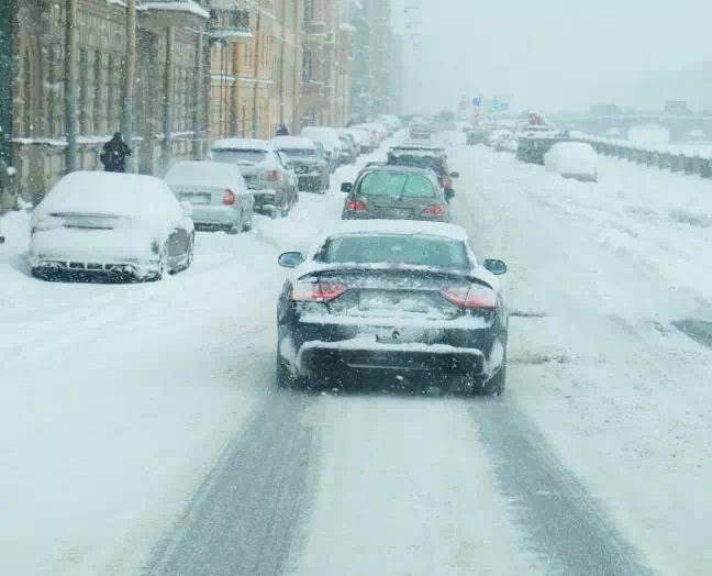 auto na zaśnieżonej drodze