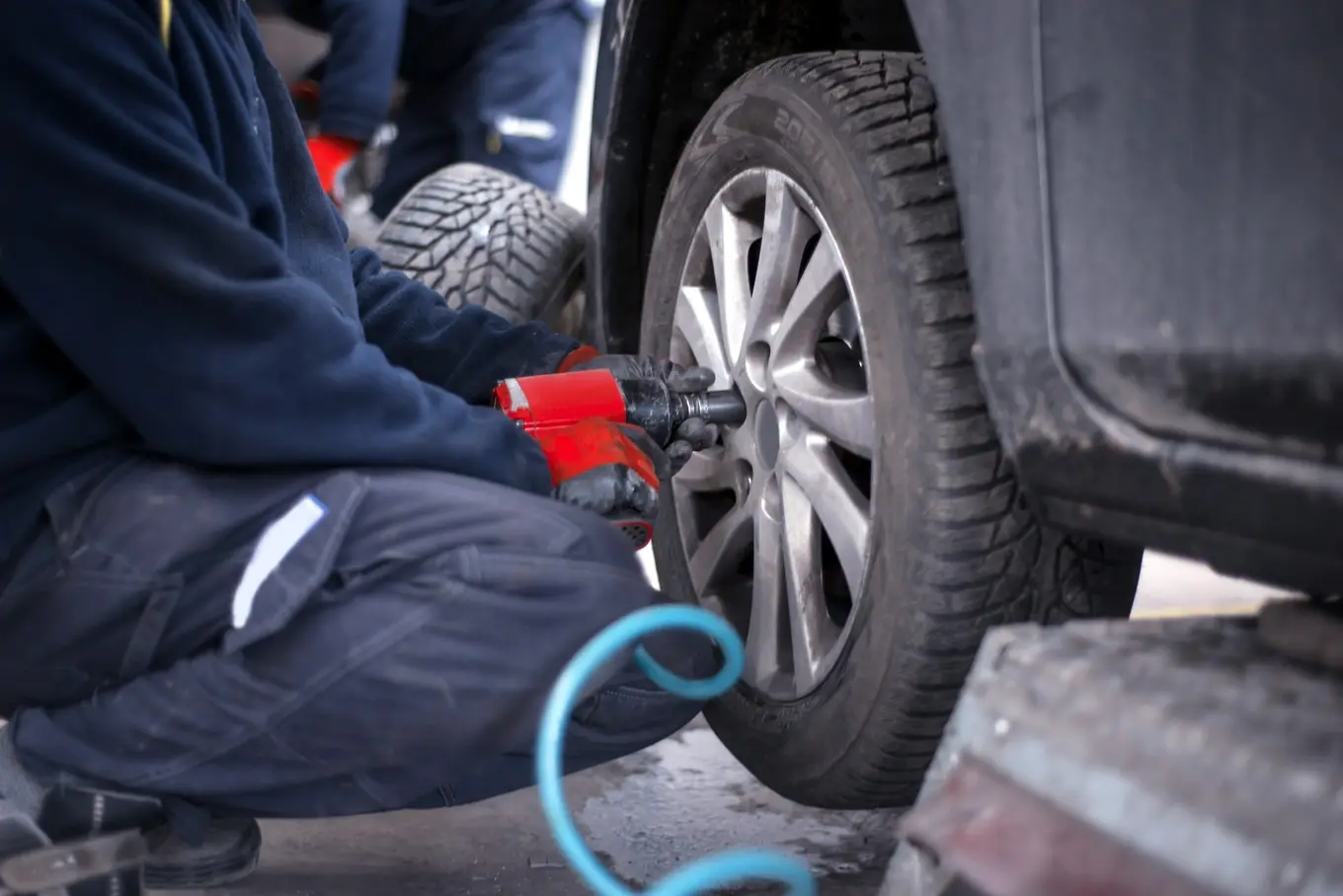 wymiana opon w samochodzie