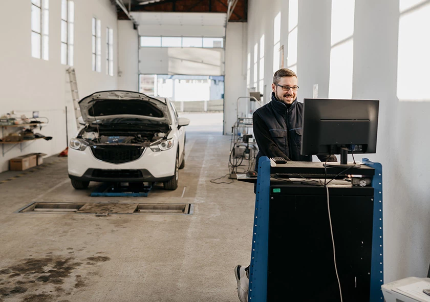 białe auto na stacji kontroli pojazdów